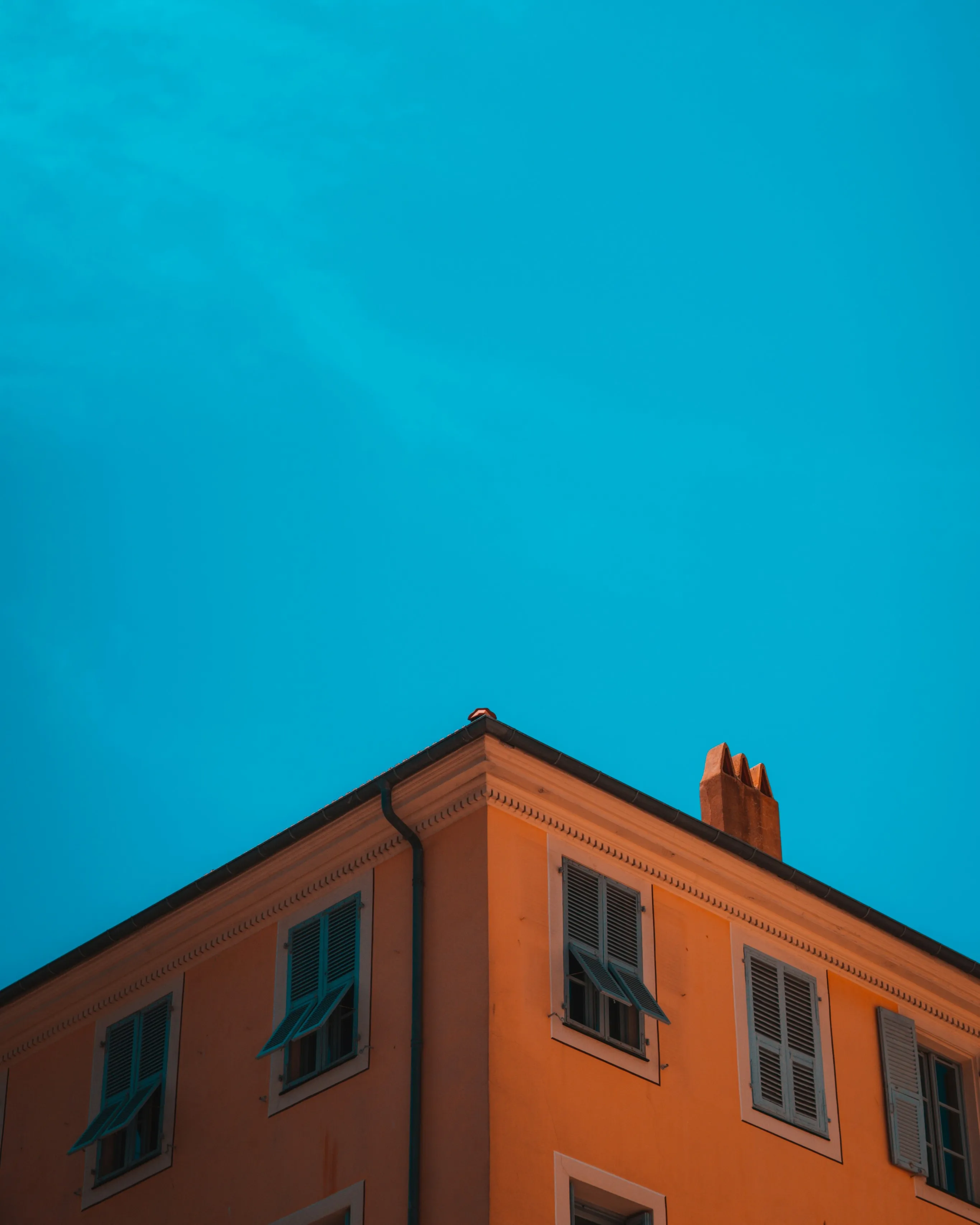 Gult hus med blå himmel