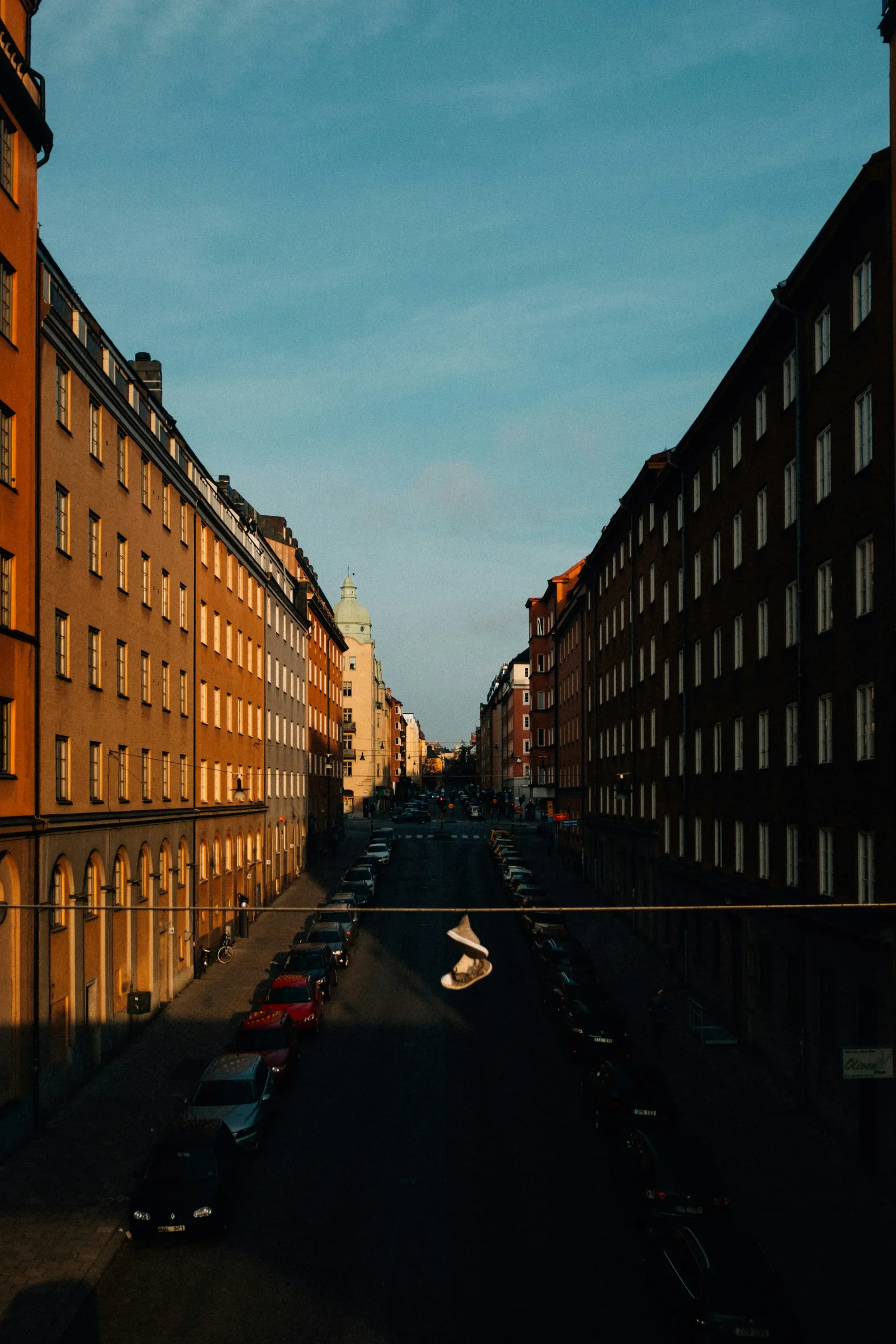 Solnedgång mellan hus